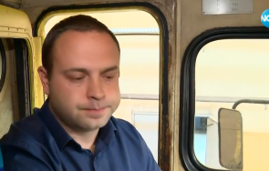 атакуваният камъни машинист наранявания рамото окото