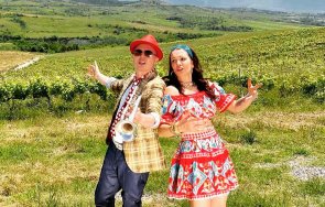 хормоните хвърчат макс години млад мъж люби кали задава бебе