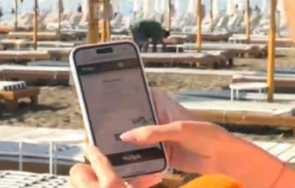 туристите морето резервират чадър шезлонг плажа онлайн