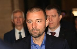 уволненият зам шеф данс осъди агенцията