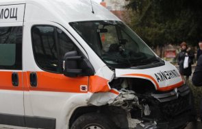 зверска катастрофа линейка кола загинали тежко ранени