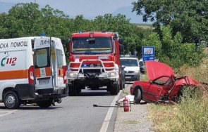 първи кадри жестоката катастрофа линейка автомобил сливен