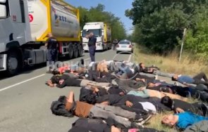 ужас изнемощели мигранти легнаха път ямболско молят вода снимка