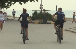 полицаи велосипеди следят реда варна