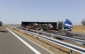 меле тракия камион скрап спука гума четирима пострадали пътят затворен