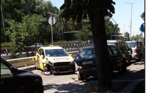 такси помете паркирани коли локалното цариградско шосе ранени