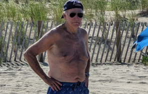 байдън пусна бански плажа снимки