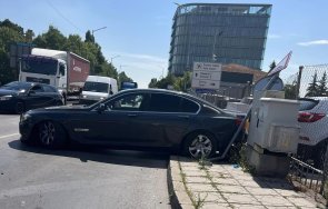 луксозен автомобил катастрофира терминал снимки