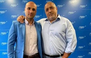 удариха живот мускулест депутат герб жена пуснаха бански снимки