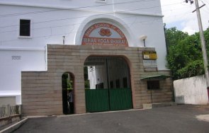 българка почина училище йога индия