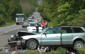 верижна катастрофа пътя плевен ловеч автомобил запалил