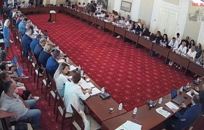 първо пик депутатите правна комисия подхващат предложенията петков пеевски борисов герб дпс мълчат хрумката интимна връзка живо