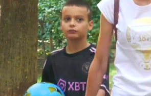 удареното мълния дете проговори първи път искам ритам топка