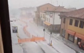 мощна буря връхлетя удине италия улиците дебел слой лед видео