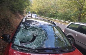 скала стовари автомобил дефилето кресна пострада пътничка