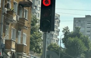 сливен издирват неизвестен налепил стикери светофарите града