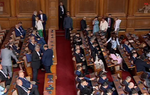 модна полиция киро дънки парламента деница сачева шашна костюм снимки