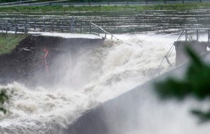 язовирна стена норвегия скъса наводненията хиляди евакуирани