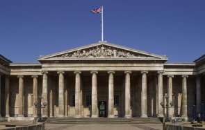 уволниха служител британския музей заради липсващи експонати