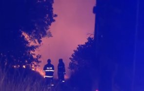 последните минути пожарът бургаско разраства пламъците приближават къщи