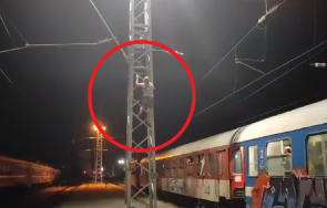 щур екшън неадекватна жена спря влак крещи дадат водка видео