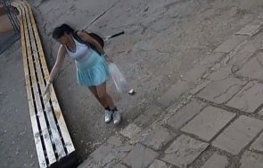 вандалски акт жена залива детски парк жълта течност камерите заснеха