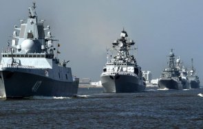 русия държи пет военни кораба черно море единият въоръжен ракети