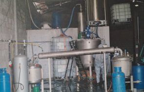 трима нидерландци привлечени отговорност нарколабораторията търговище снимки