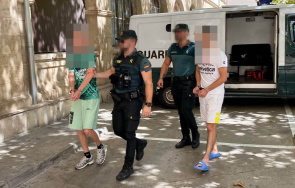 гнусна гавра осем мъже изнасилиха годишна известен курорт