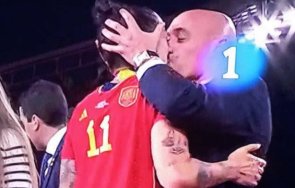 шефът испанския футбол подава оставка заради целувката