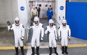 четирима астронавти потеглиха мкс космическия кораб дракон