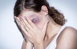 жертва домашно насилие жена страхува прибере дома
