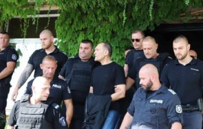 първо пик изкараха васил божков белезници летище софия задържат поне часа снимки видео