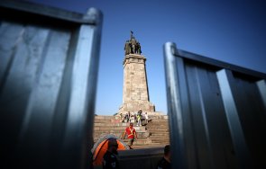 полиция извежда хората палатковия лагер паметника съветската армия