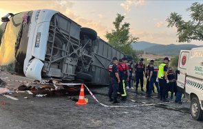 камион вряза автобус турция жертви десетки ранени снимки видео