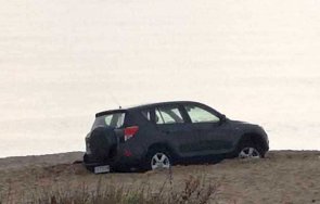 руснак изплющя джипа насред дюните шофьорския плаж