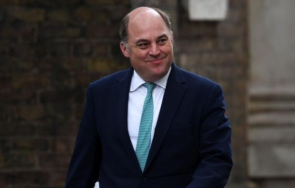 британският министър отбраната хвърли оставка