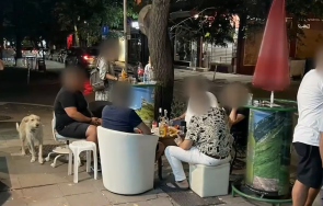 отмъстителни наглеци група мъже жени тормозят жители столичната солунска