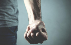 трима възрастни мъже нападнаха тийнейджър монтанско