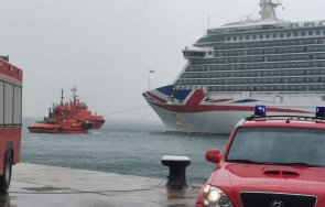 силни бури испания вятърът откъсна котвите круизен кораб заби петролен танкер