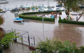 екстремно време порой удави черноморието коли плуват царево ахтопол смерч изви тюленово снимки видео