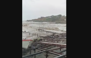 кметът варвара отнесени морето бунгала коли каравани