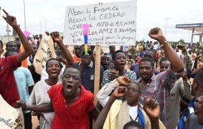 хиляди протест френското присъствие нигер