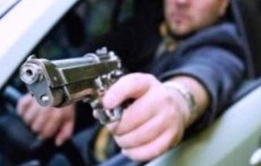 пътен хулиган нервен шофьор размахва пистолет айтос