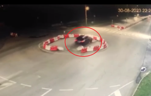 шофьор отнесе огражданията кръгово перник заби челно кола видео