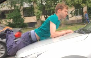 любовна драма мъж хвърли капака колата приятелката