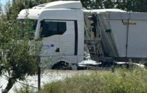 камион български превозвач блокиран придошлите лариса води