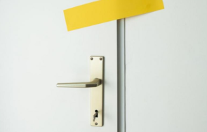 задържаха жена държала непълнолетно момиче ключ квартирата