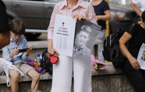 протест родители загинали катастрофи деца залепиха некролози входа народното събрание снимки