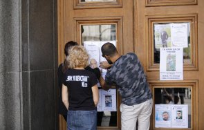 протест родители загинали катастрофи деца залепиха некролози входа народното събрание снимки